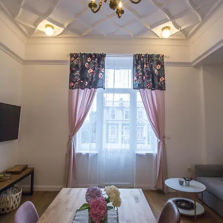 Lion's Bridge Boutique 2bdrm Apt, Center Gem דירה