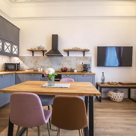 Lion's Bridge Boutique 2bdrm Apt, Center Gem דירה