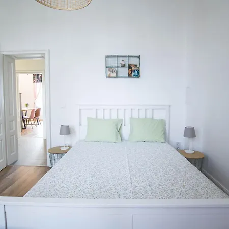 Lion's Bridge Boutique 2bdrm Apt, Center Gem Apartment *