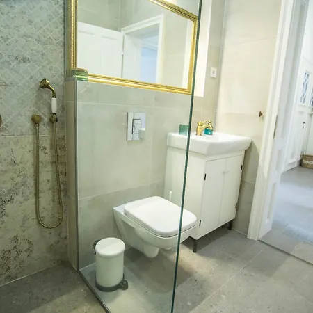 Lion's Bridge Boutique 2bdrm Apt, Center Gem *