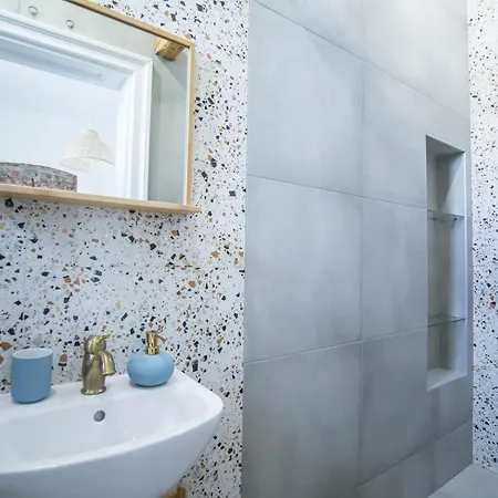 Lion's Bridge Boutique 2bdrm Apt, Center Gem