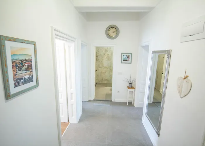 Lion's Bridge Boutique 2bdrm Apt, Center Gem