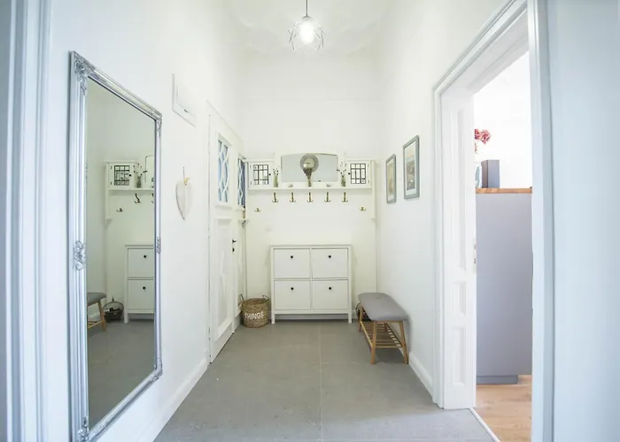 Lion's Bridge Boutique 2bdrm Apt, Center Gem