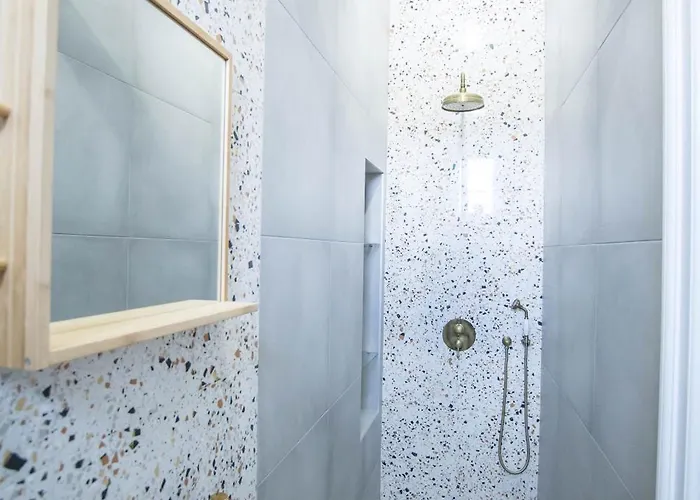 Lion's Bridge Boutique 2bdrm Apt, Center Gem *