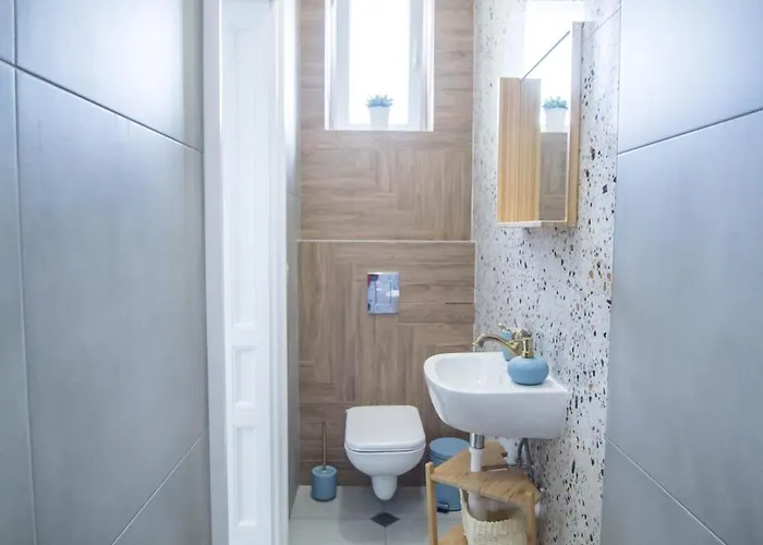 Lion's Bridge Boutique 2bdrm Apt, Center Gem