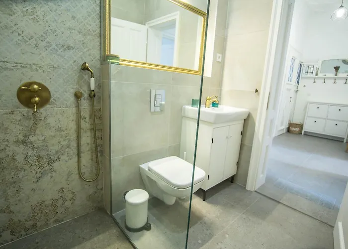 Lion's Bridge Boutique 2bdrm Apt, Center Gem *