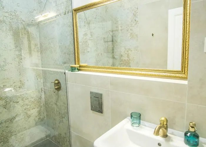 Lion's Bridge Boutique 2bdrm Apt, Center Gem アパート