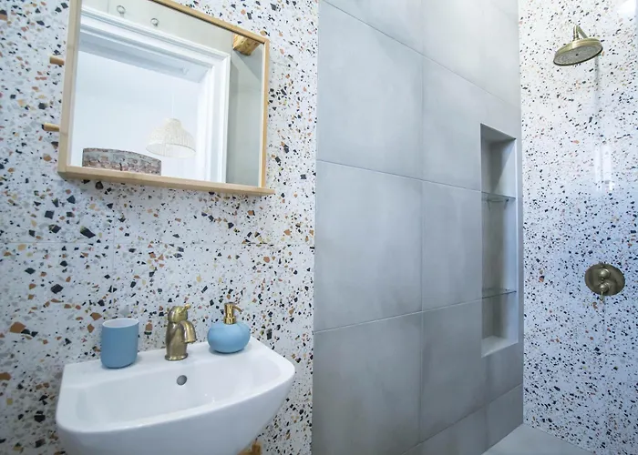 Lion's Bridge Boutique 2bdrm Apt, Center Gem