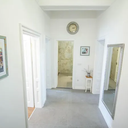 Lion's Bridge Boutique 2bdrm Apt, Center Gem