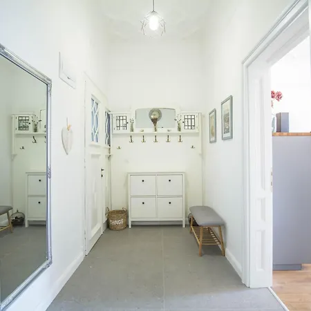 Lion's Bridge Boutique 2bdrm Apt, Center Gem