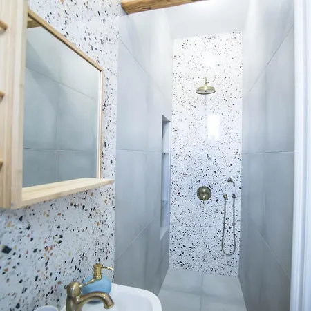 Lion's Bridge Boutique 2bdrm Apt, Center Gem *