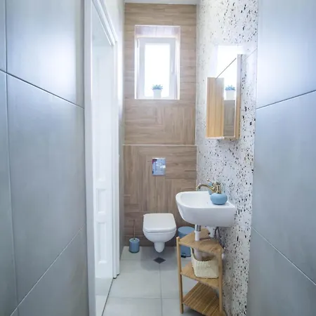 Lion's Bridge Boutique 2bdrm Apt, Center Gem